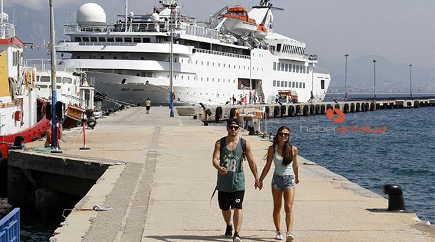 Denizden gelen Lübnanlıları polis haritayla karşıladı