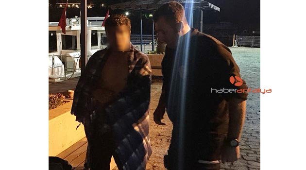 Denize atladı polis kurtardı
