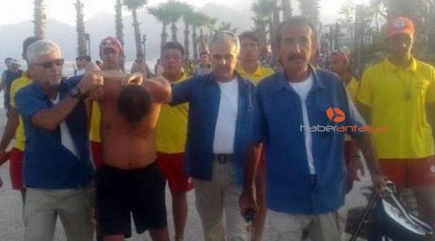 Denize giren tatilcinin çantasını çalan şüpheliye suçüstü