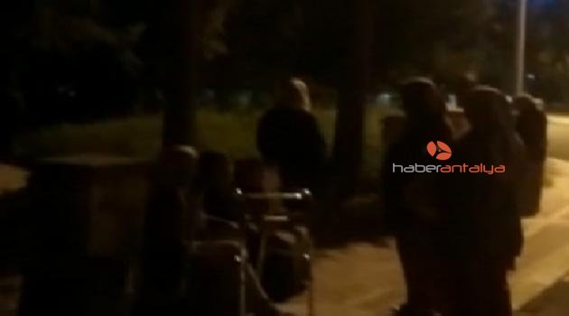 Deprem sonrası bir grup vatandaş sokağa indi