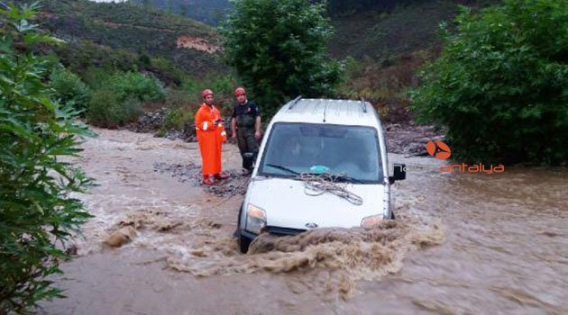 Dereye uçtukları araçtan itfaiye kurtardı