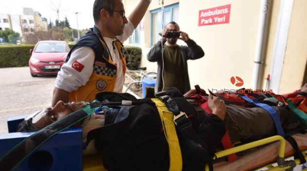 Devrilen demirlerin arasında kaldı