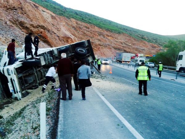 Devrilen Kamyonda Sıkışan Sürücüyü Afad Kurtardı
