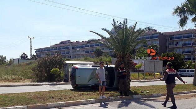 Devrilen otomobilden burnu kanamadan çıktı