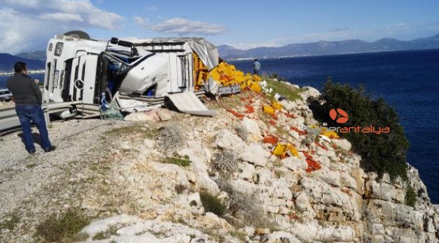 Devrilen TIR'ın dorsesinde yüklü sebzeler denize döküldü