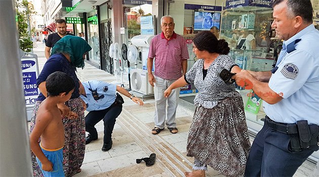 Dilenciler ortalığı birbirine kattı (kaldırıma oturup tuvaletini yaptı)
