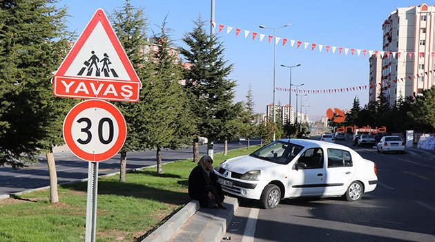 Direksiyon hakimiyetini kaybetti, kaldırımda yürüyen çocukları ezdi