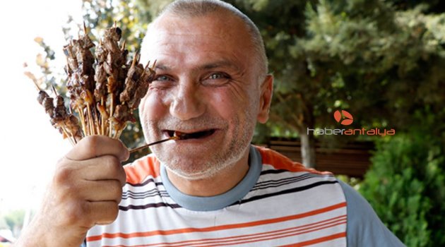 Dişsiz eski pehlivan, 44 dakikada 301 çöp şiş yedi