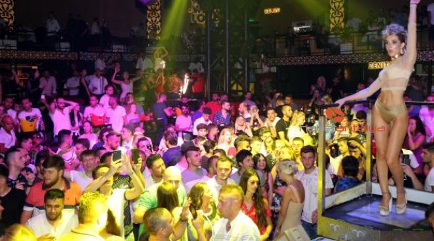 DJ Davis Kemer'de sahneye çıktı