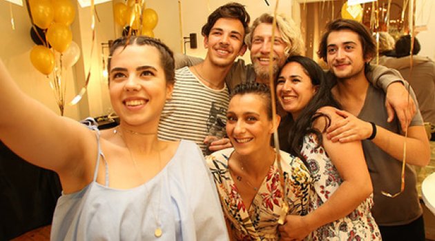 Doğum gününde yalnız bırakmadılar