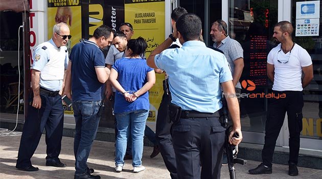 Döviz bürosunda silahlı ve kelepçeli soygun