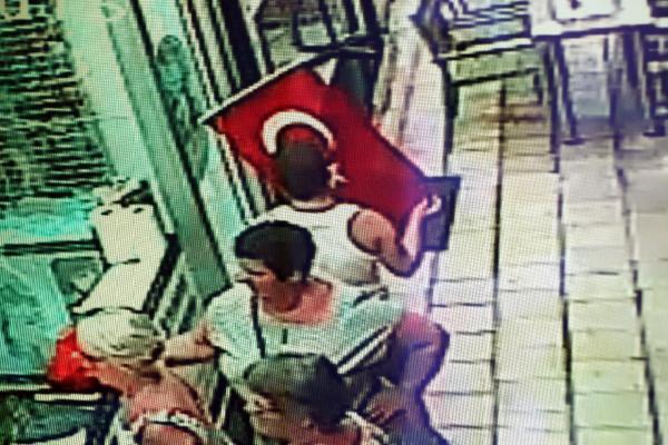 DOWN SENDROMLU TURİST ÇOCUKTAN DUYGULANDIRAN DAVRANIŞ