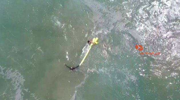 Drone iki genci boğulmaktan kurtardı!