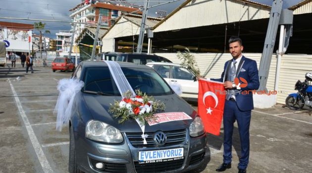 Düğün arabasını çiçek yerine zeytin dalı ile süslediler