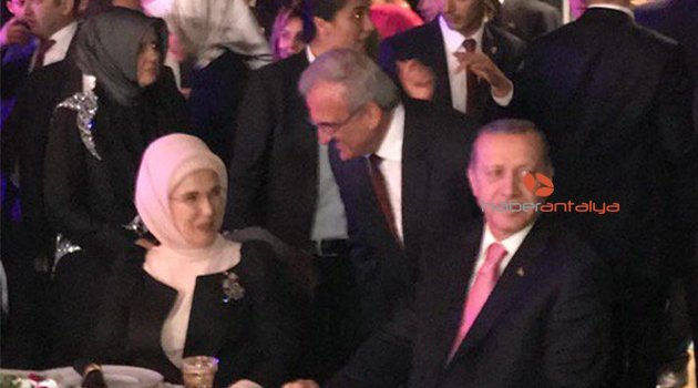 DÜĞÜNDE BULUŞTULAR