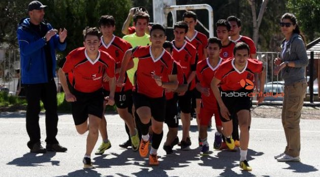 Dünya futsal şampiyonasına okulun asfalt zeminli sahasında hazırlanıyorlar