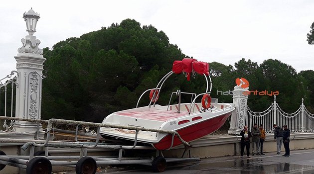 Dünyaca ünlü otelin duvarına tekne çarptı