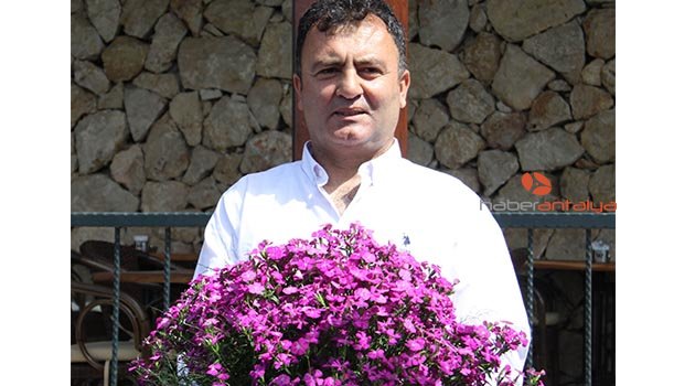 Dünyanın annelerine Antalya'dan 42 milyon dal çiçek