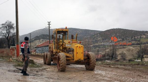 Düşen uçağın enkazını kaldırma hazırlıkları başladı