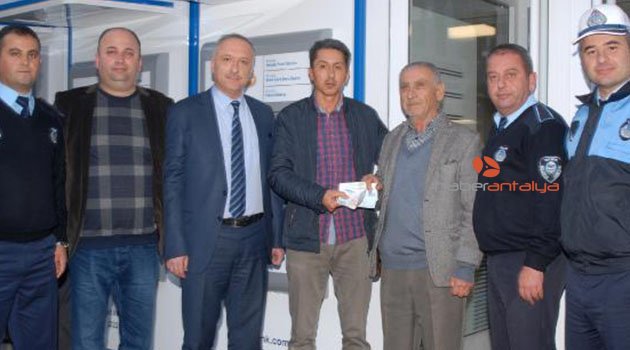 Düşürdüğü parayı teyzesinin oğlu buldu
