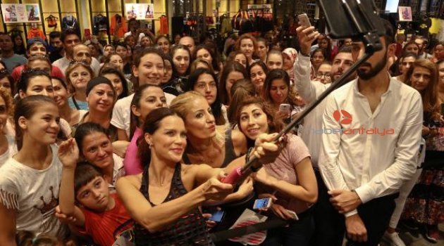 Ebru Şallı, yeni koleksiyonunu tanıttı
