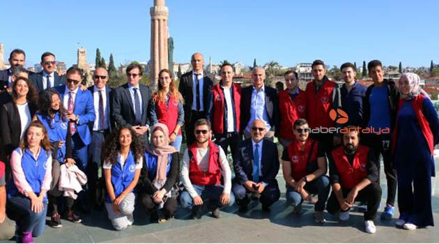 Efsane futbolcular Tophane'de buluştu