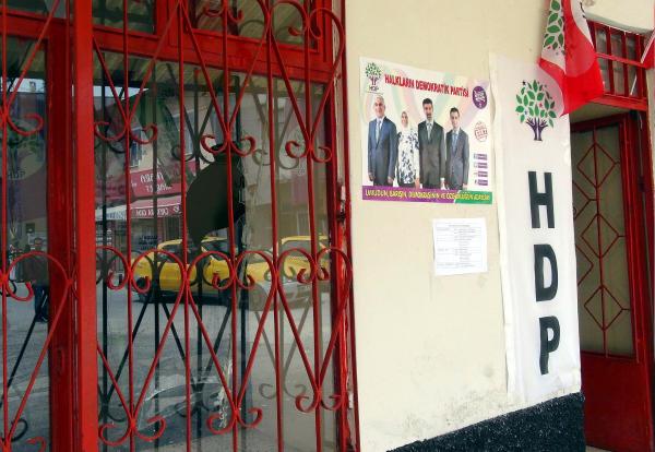 Elazığ'da Hdp Seçim Bürolarına Taşlı Saldırı