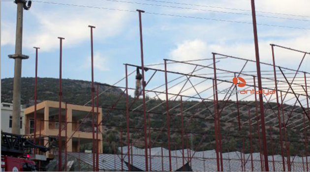 Elektrik akımına kapılan işçi tellerde asılı kaldı