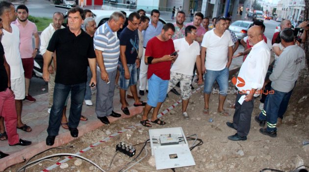 ELEKTRİK KESİNTİLERİ  ESNAFI İSYAN ETTİRDİ