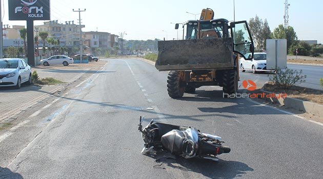 Elektrikli bisiklet iş makinesinin kepçesine çarptı:1 yaralı