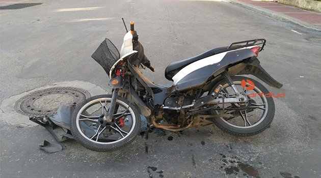 Elektrikli bisiklet otomobile çarptı: 2 yaralı