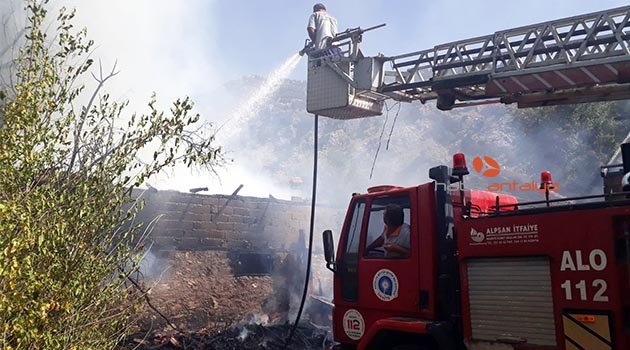 Elmalı'da ev yangını
