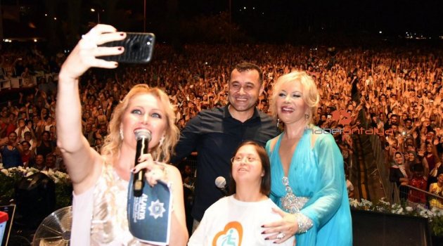 Emel Sayın, hayranlarıyla buluştu