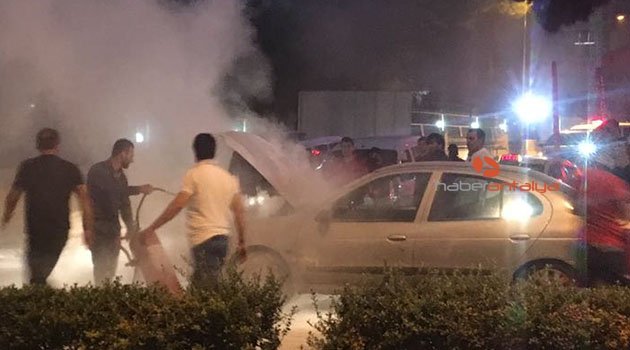 Emniyet Müdürlüğü önünde büyük panik! Seyir hâlindeki araçta patlama