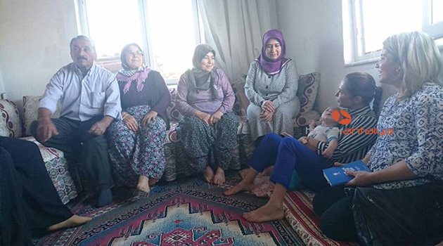 ENÇ’İN KUCAĞINDAN İNMEDİ