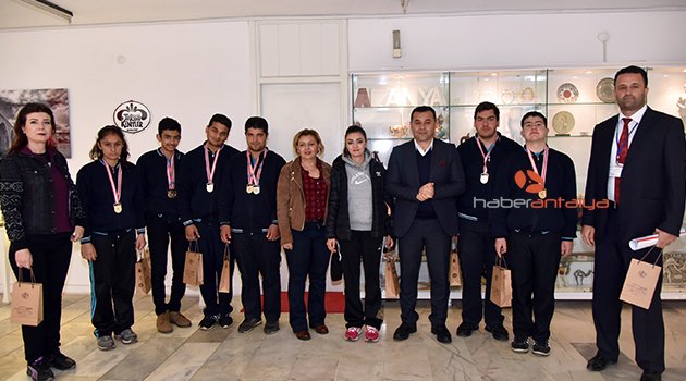 ENGEL TANIMAYAN ÖĞRENCİLERDEN BAŞKAN YÜCEL’E ZİYARET