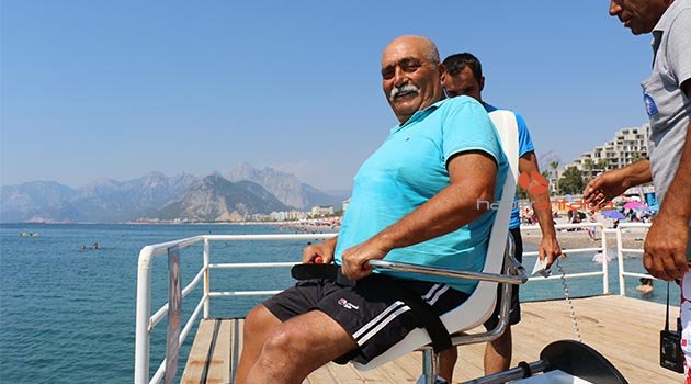 Engelli bireyler denizin tadını çıkarıyor