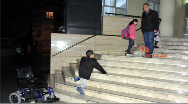 Engelli Süleyman, sınıfa güçlükle ulaşıyor