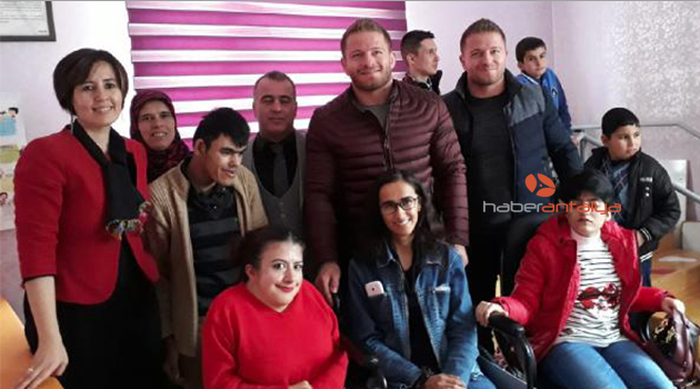 Engelliler ikiz başpehlivanlarla buluştu