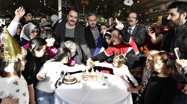 Engelsiz Kafe'de yeni yıl kutlaması