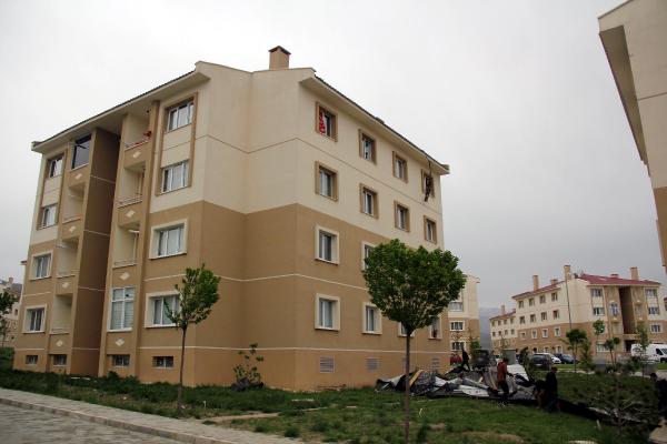 Erzincan'da Fırtına Çatıları Uçurdu