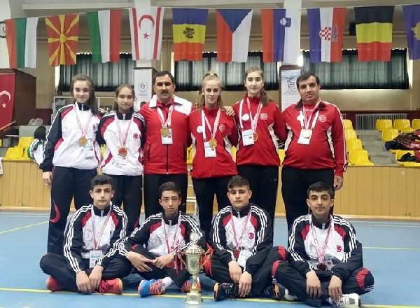 Erzincanlı Milli Badmintoncular Konya'dan Şampiyonlukla Döndü