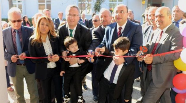 Eşinin adını kütüphanede yaşatacak