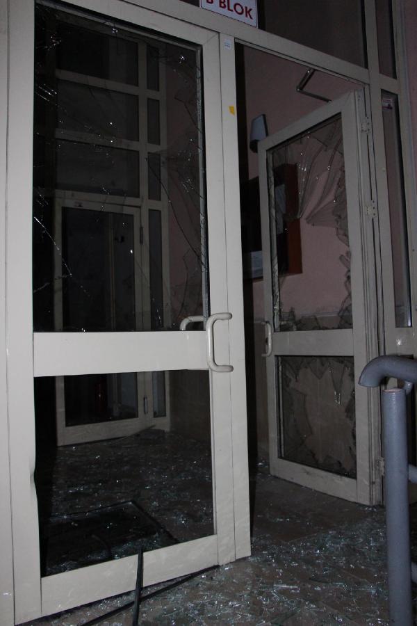 Eşinin Evini Basıp Polise Bıçak Çekti