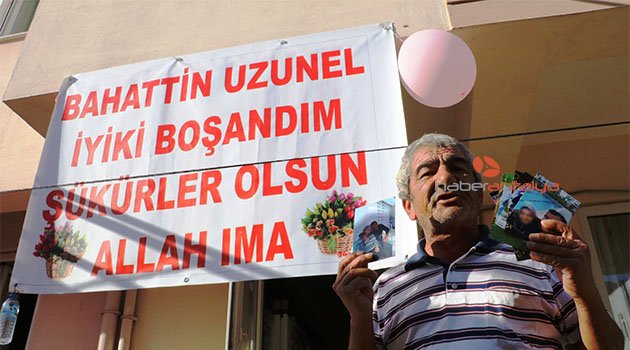 Eşiyle boşanan adam pankart astı, yemek dağıttı