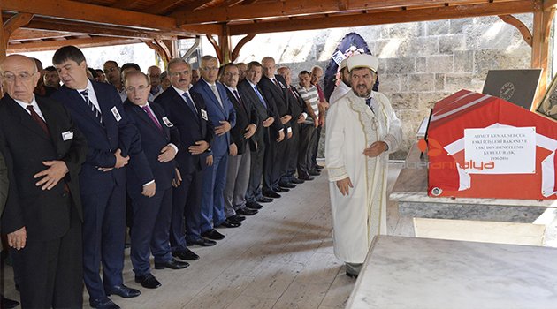 ESKİ BAKAN SELÇUK SON YOLCULUĞUNA UĞURLANDI