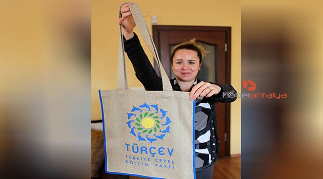 Eski Mavi Bayrak'lar alışveriş çantası oldu