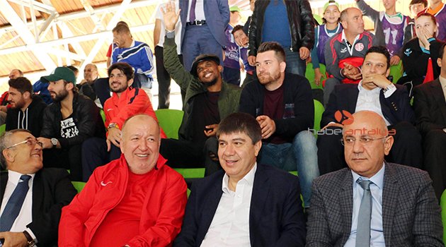 ETO'O'YA GENÇ SPORCULARDAN YOĞUN İLGİ