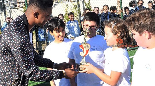 ETO'O'YA SEVGİ SELİ