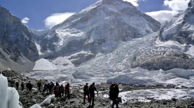 Everest Dağı'nda çığ düştü